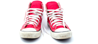 Zapatillas rojas de caña alta con cordones blancos, representando la educación financiera.